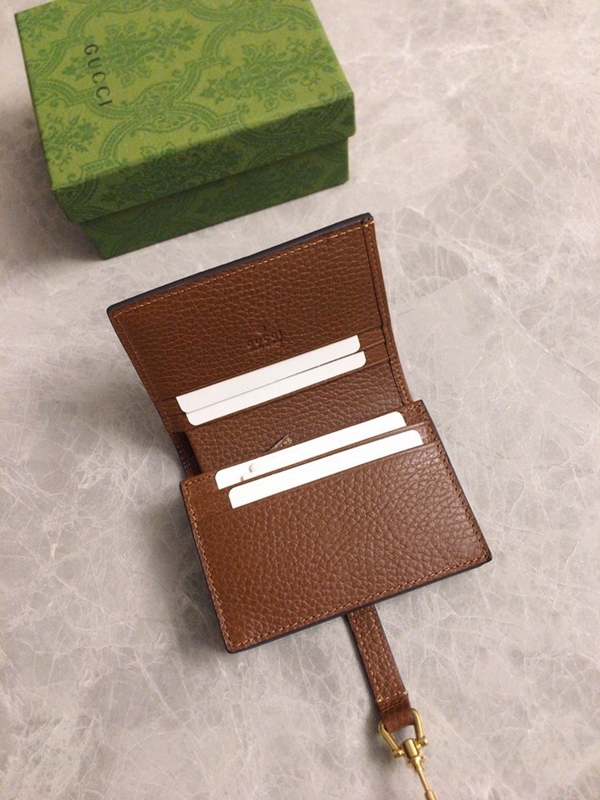 グッチ財布 レプリカ着用イメージ